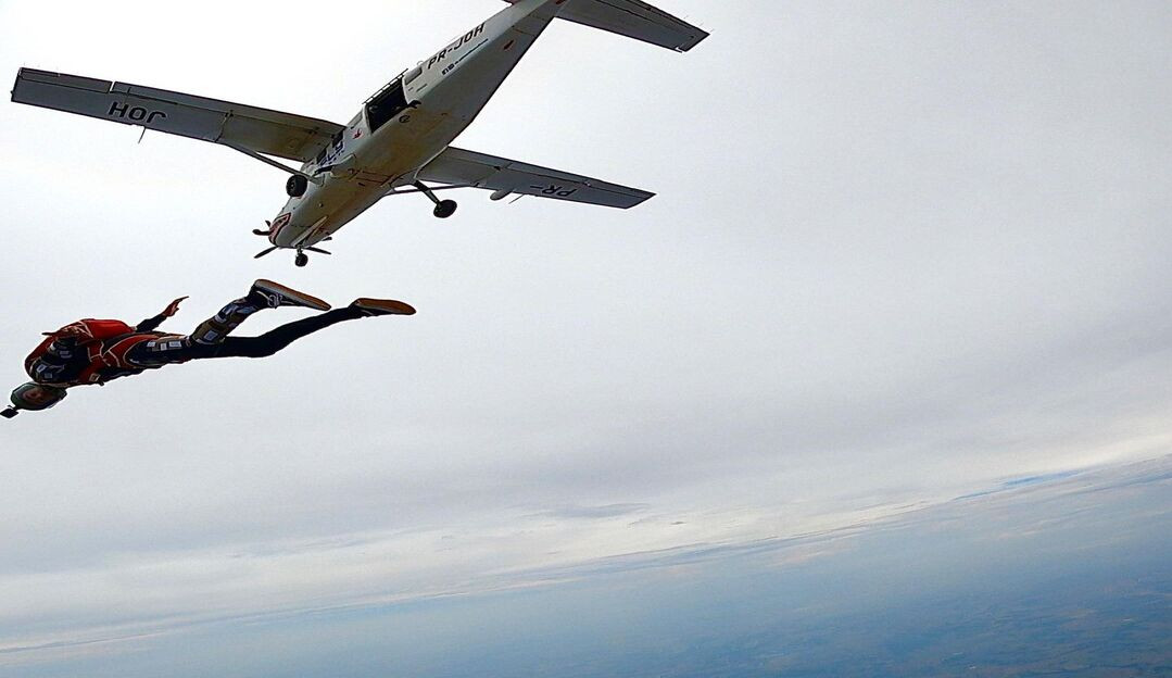 Enzo Celulari posta foto saltando de paraquedas nas redes sociais