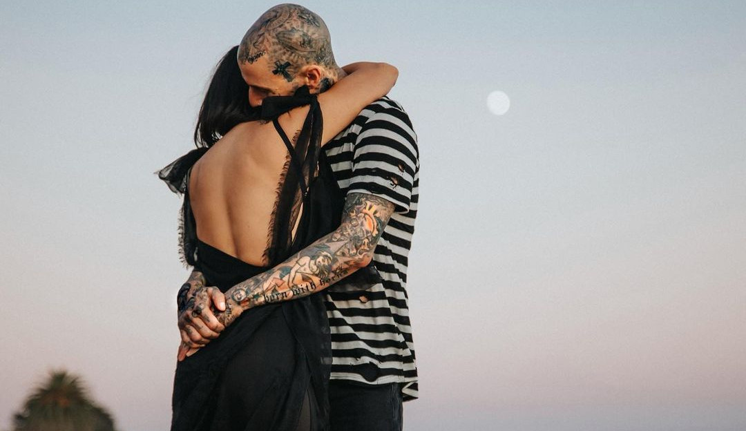 Kourtney Kardashian e Travis Barker estão oficialmente noivos