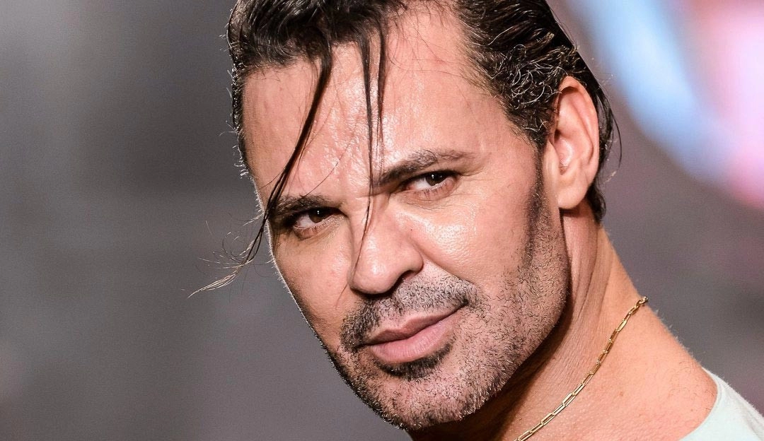 O locutor Sandro Oliveira apresenta Eduardo Costa em Lisboa