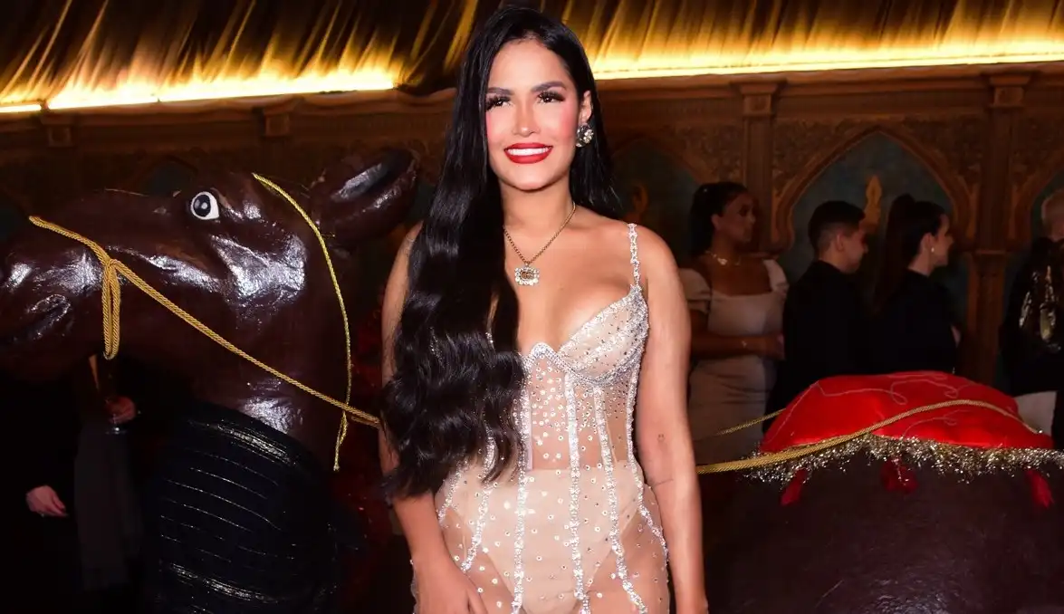 Flay comemora 27 anos com festa inspirada em Dubai