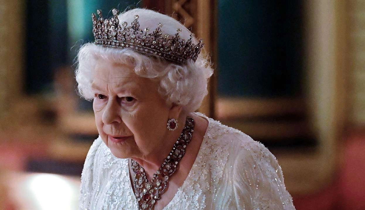 Proibida de beber, Rainha Elizabeth acha um outro jeito para tomar seus drinks