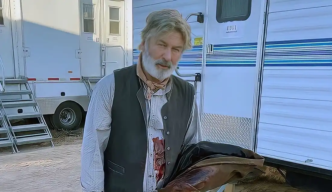 Alec Baldwin dispara arma cenográfica no set de ‘Rust’ e acaba matando diretora de fotografia