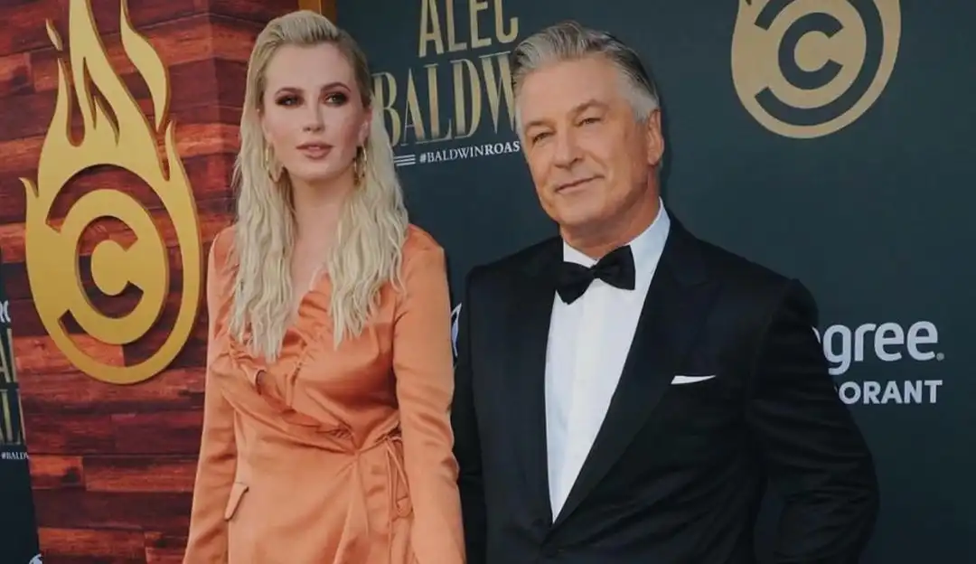 Ireland Baldwin, filha de Alec Baldwin se pronuncia sobre a pressão da mídia e se solidariza as vítimas