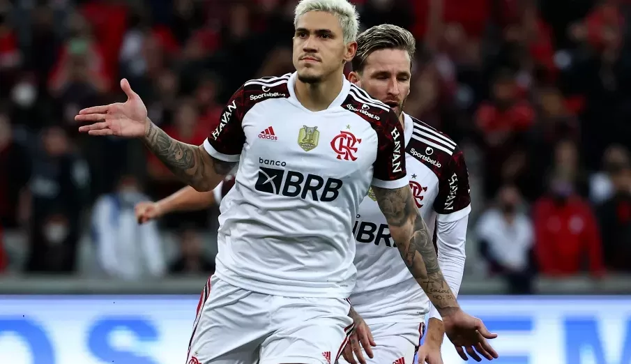 Atacante Pedro, do Flamengo, deixa hospital após cirurgia no joelho