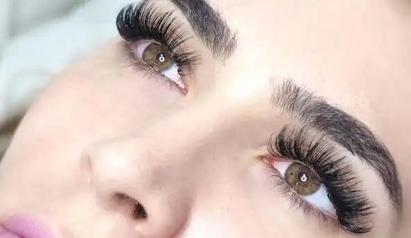 Influencer quase perde visão após alongamento de cílios