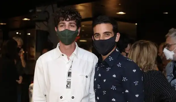 Jhonny Massaro e João Pedro Accioly fazem primeira aparição pública como casal