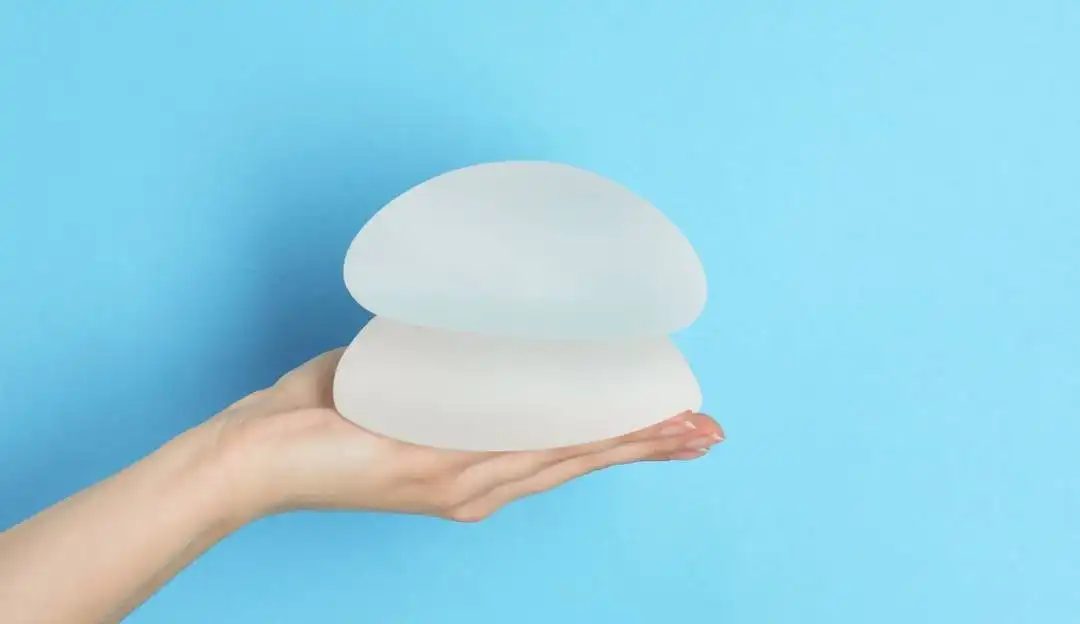 Retirada de implantes nos seios aumenta diante de doença autoimune