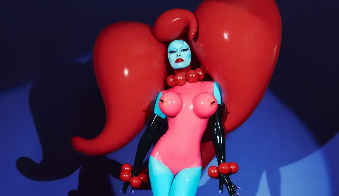 Sabrina Sato usa  salto alto de 22cm em desfile