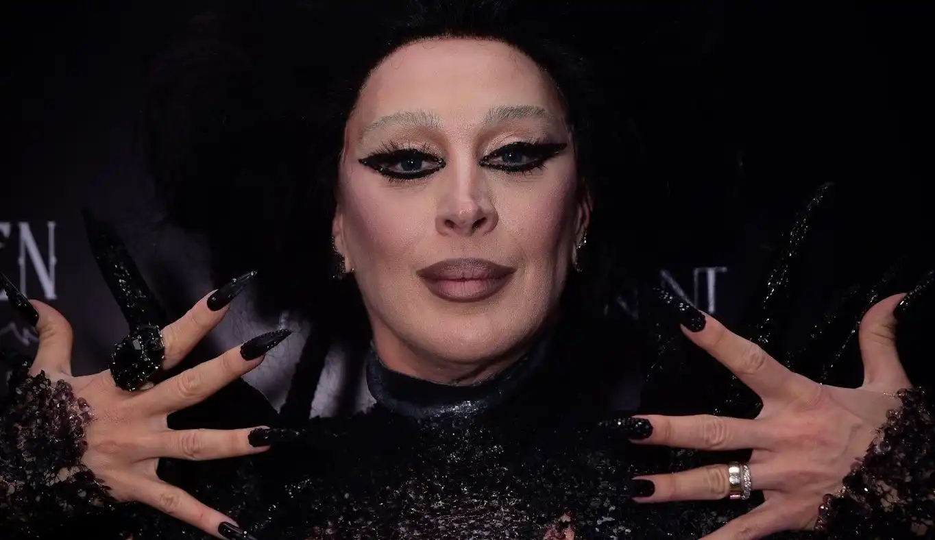 Claudia Raia participa de Halloween em São Paulo vestida de “/Elvira”/