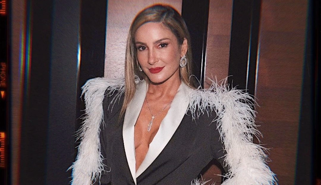 Claudia Leitte exibe look de plumas em evento