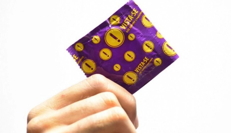 Médico da Malásia cria a primeira camisinha unissex do mundo