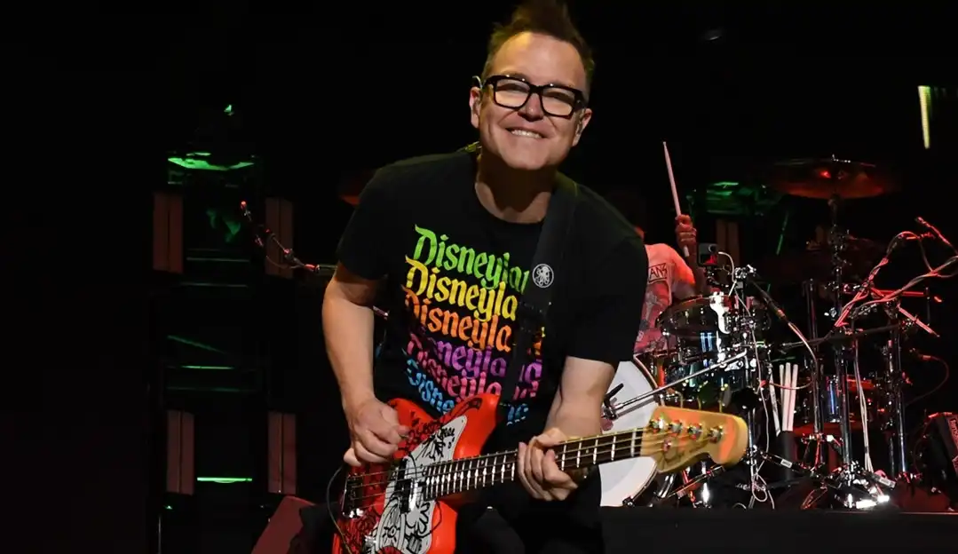 Mark Hoppus, baixista do Blink-182, performa pela primeira vez após vencer o câncer