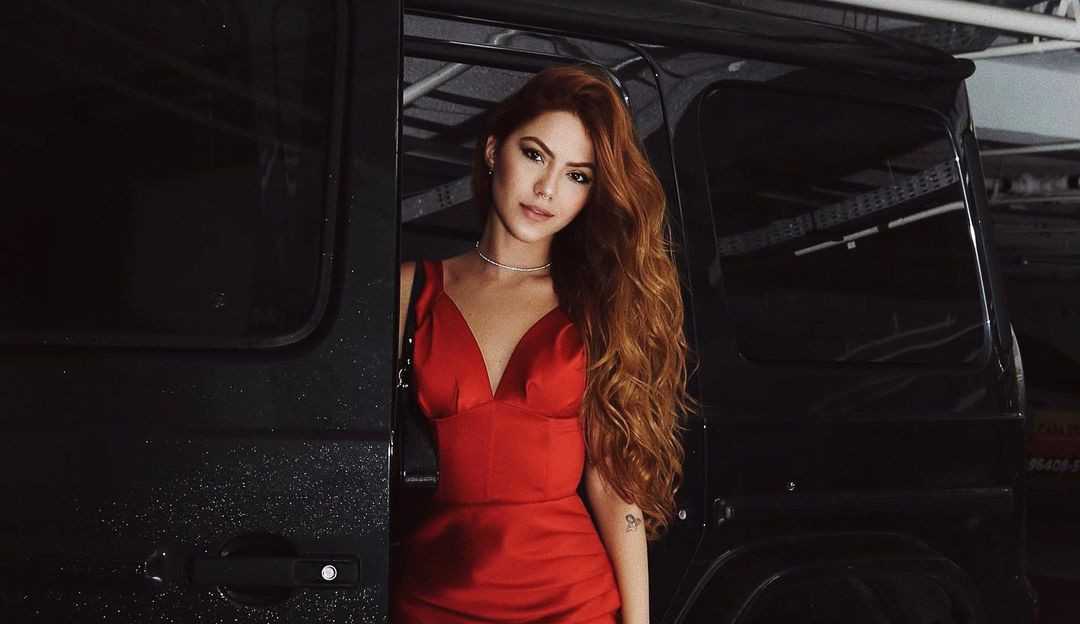 Sarah Poncio é vista aos beijos com rapaz misterioso