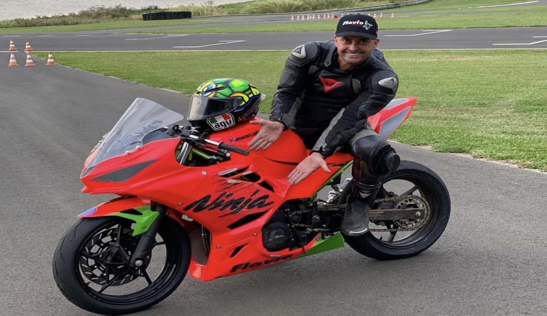 Adrenalina sobre duas rodas: vovô do grau, Flávio Trevizan, e sua paixão pelo Wheeling