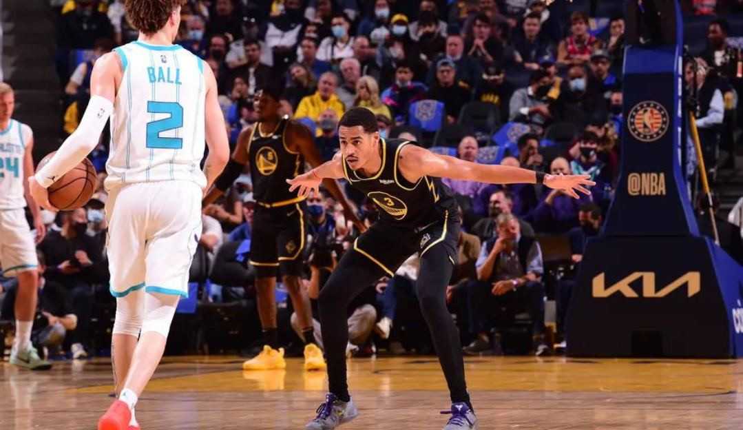 Com atuação apagada de Curry, Jordan Poole brilha e Warriors vencem os Hornets