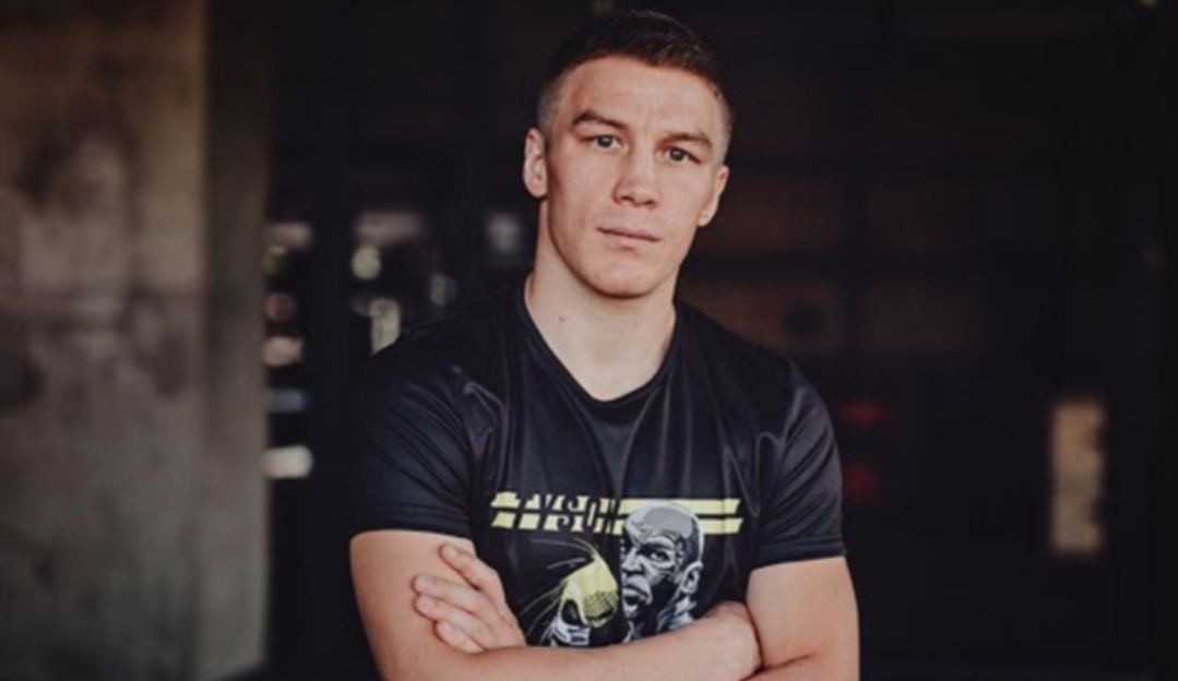 Campeão mundial de boxe é assaltado, reage e sofre queimaduras com ácido