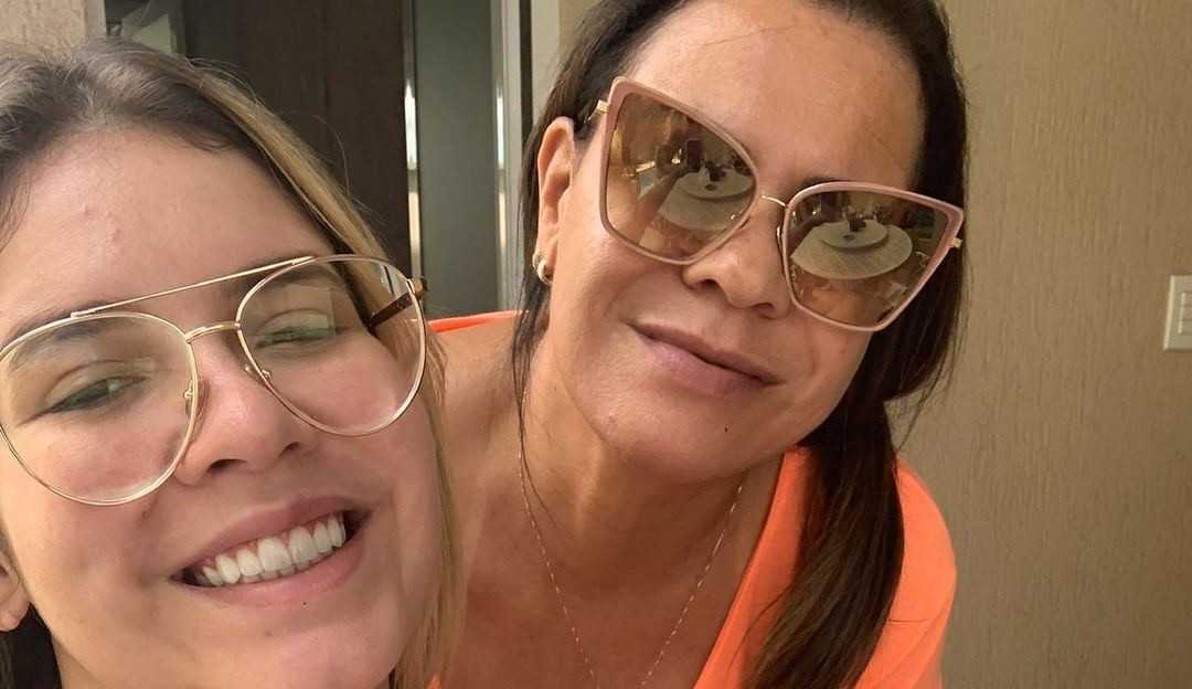 Mãe de Marília Mendonça passa mal ao receber a notícia do seu falecimento