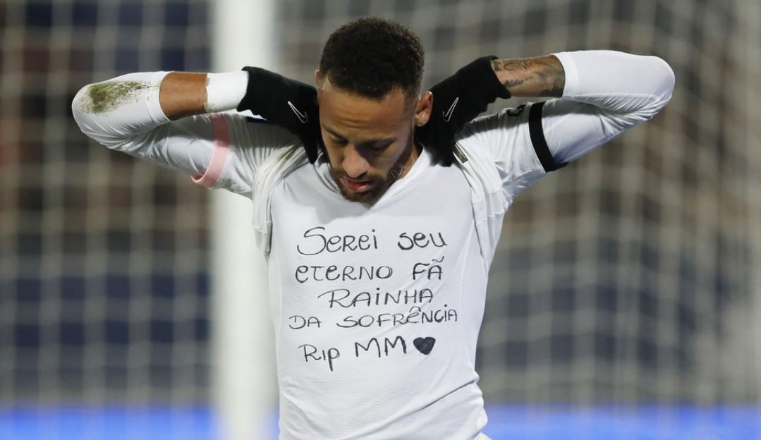 Neymar faz dois gols e homenageia Marília Mendonça