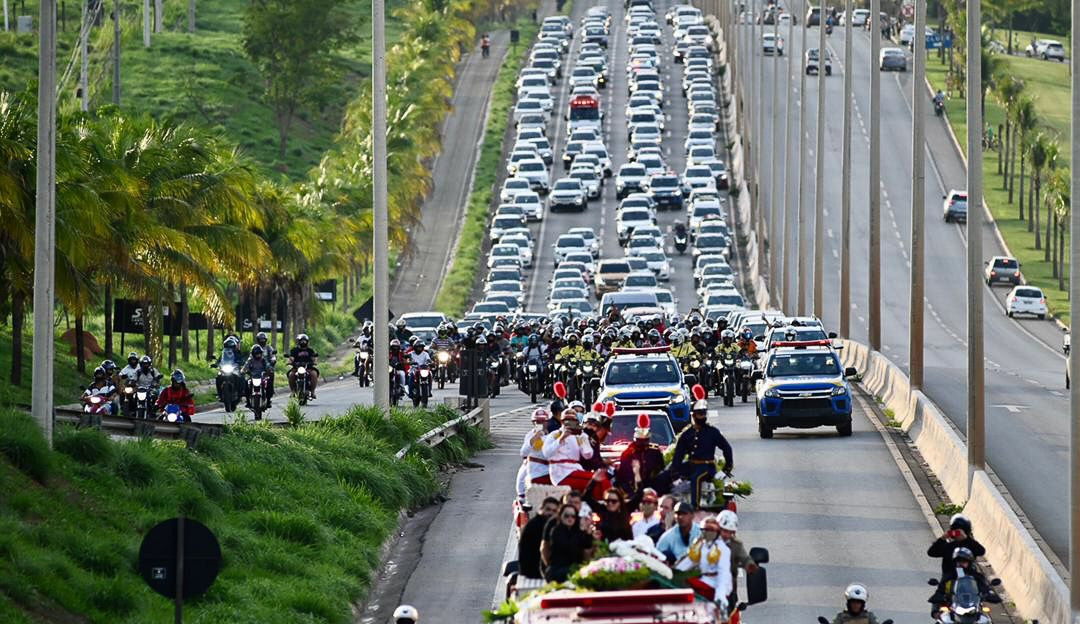 A despedida de Marília Mendonça: Fãs cortejam cantora em trajeto até o cemitério