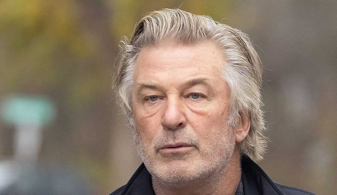 Após acidente fatal, Alec Baldwin defende presença de segurança policial no set de filmagem
