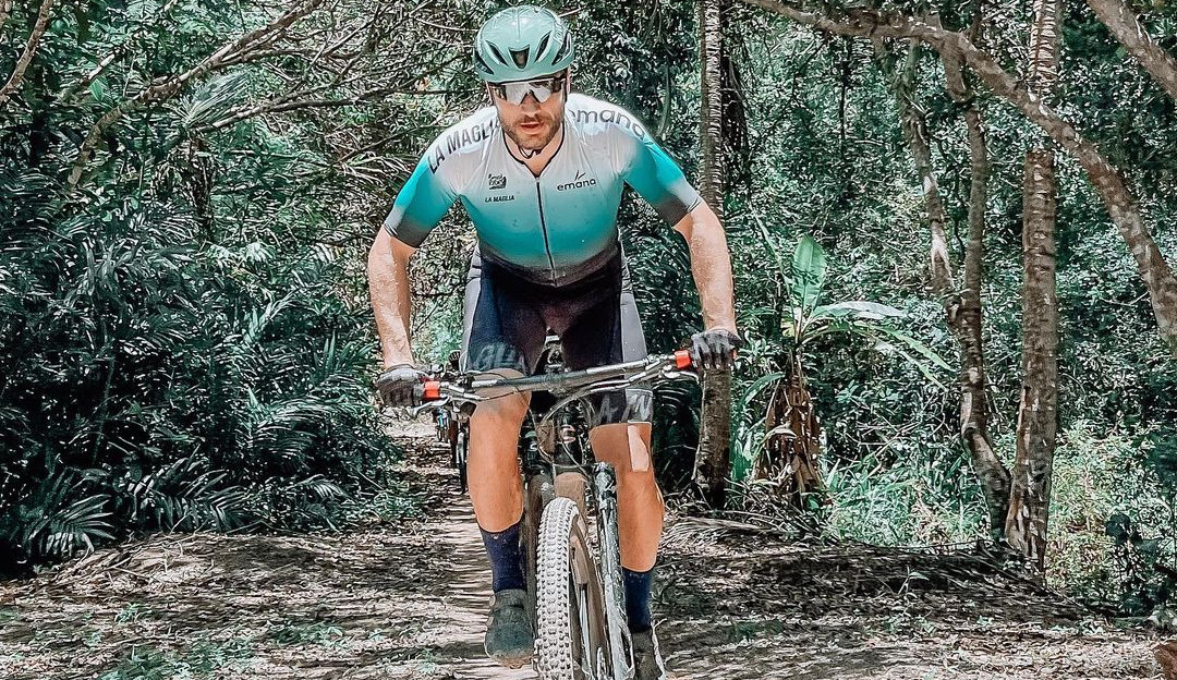 Rodrigo Hilbert realiza ultramaratona de bike e sai em 2ª lugar