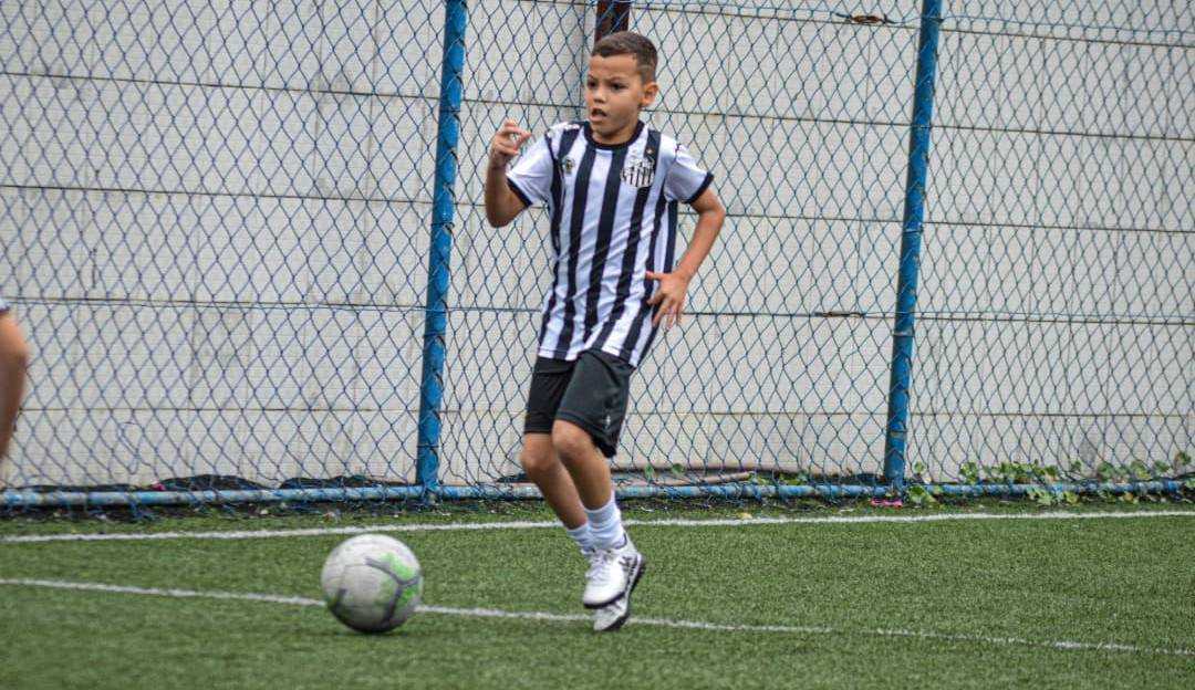 Garoto de nove anos é hostilizado por torcedores Santistas