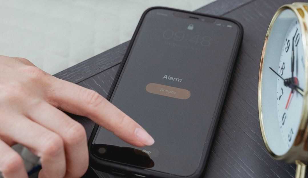 Relógios de alguns celulares continuam se alterando com o horário de verão