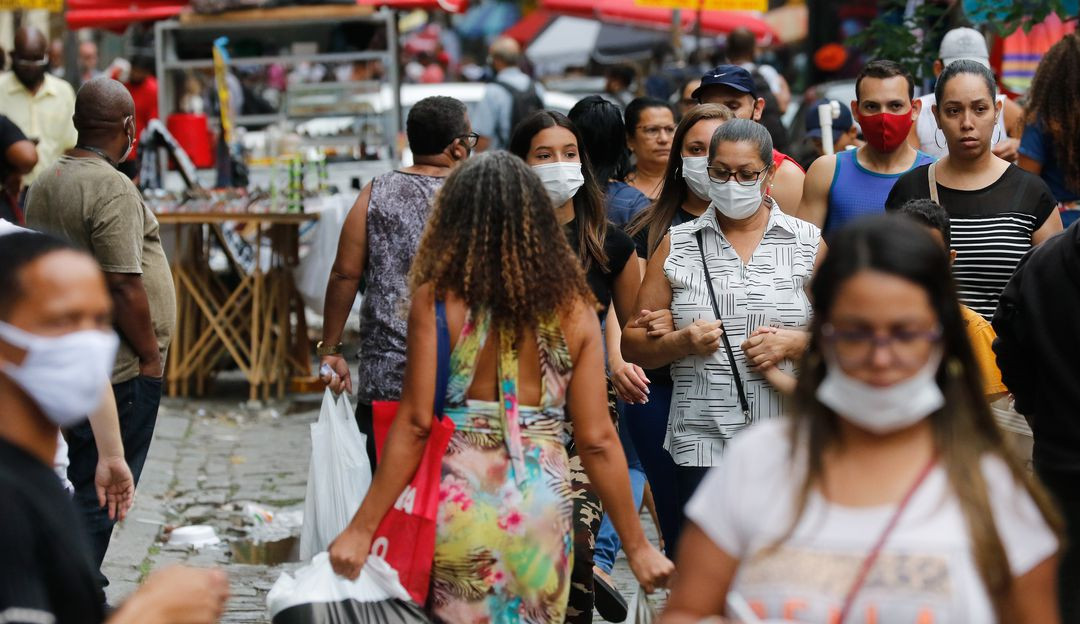 Média móvel de óbitos por Covid no Brasil está inferior a 400 há 30 dias