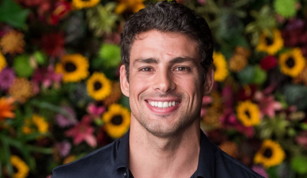 Um lugar ao sol: Veja as diferenças entre os looks dos gêmeos interpretados por Kauã Reymond