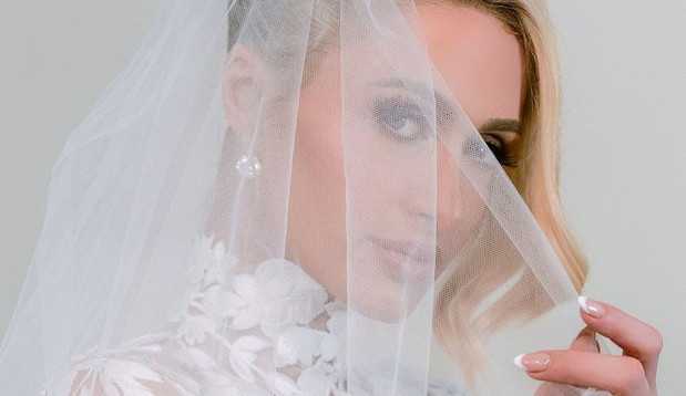 Paris Hilton se casa com empresário Carter Reum