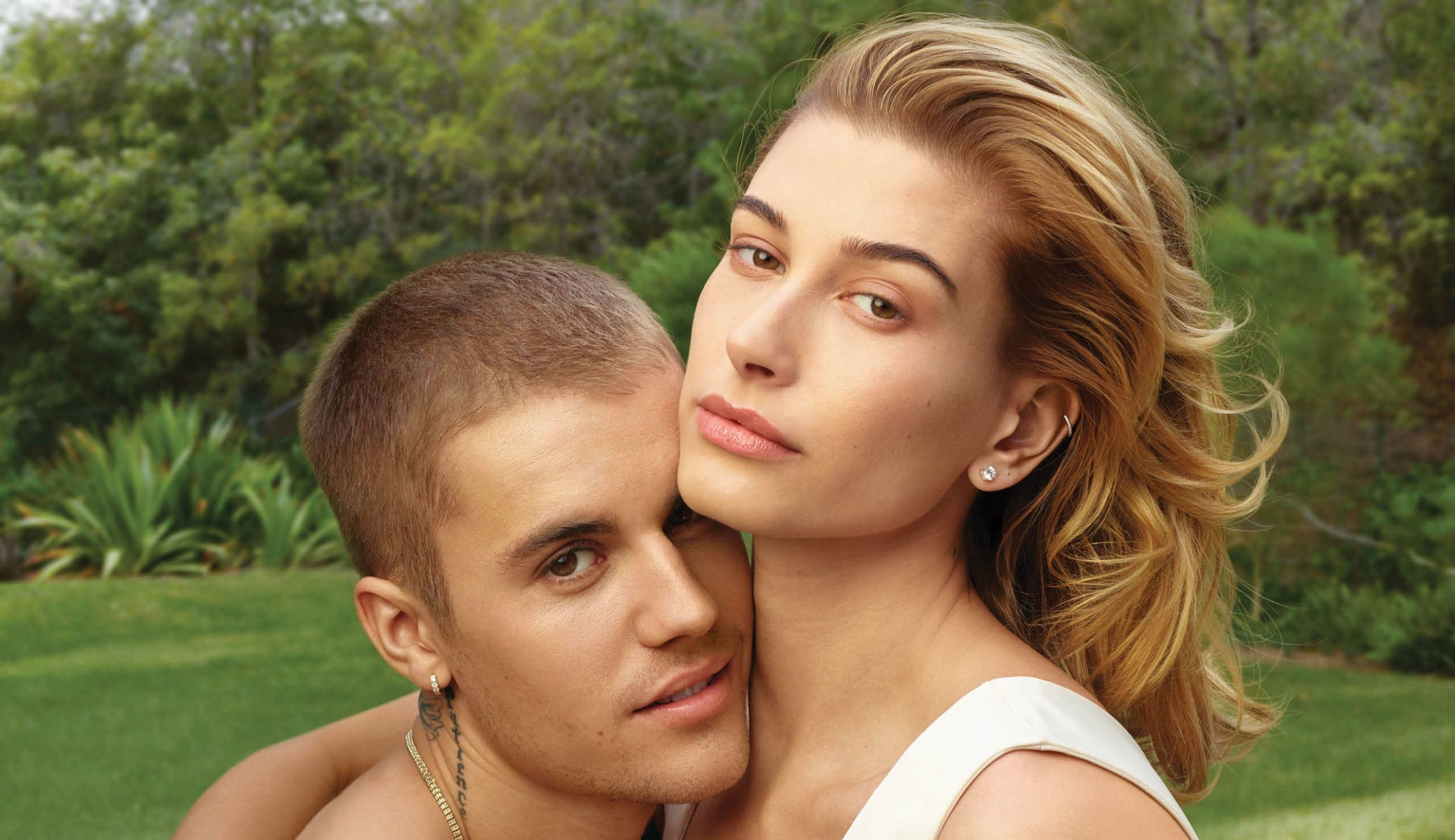Hailey Bieber fala sobre dificuldade com sobriedade de Justin e dependência química do pai
