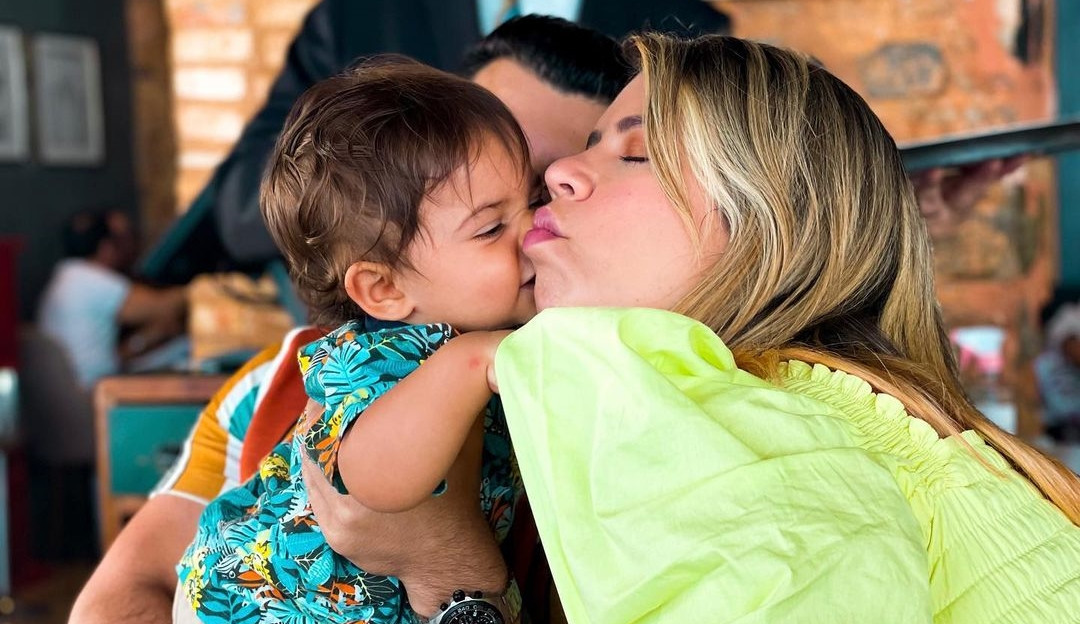 Filho de Marília Mendonça e Murilo Huff surge em clique com a avó paterna