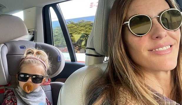 Filha de Fernanda Lima exibe look estiloso no primeiro dia de aula