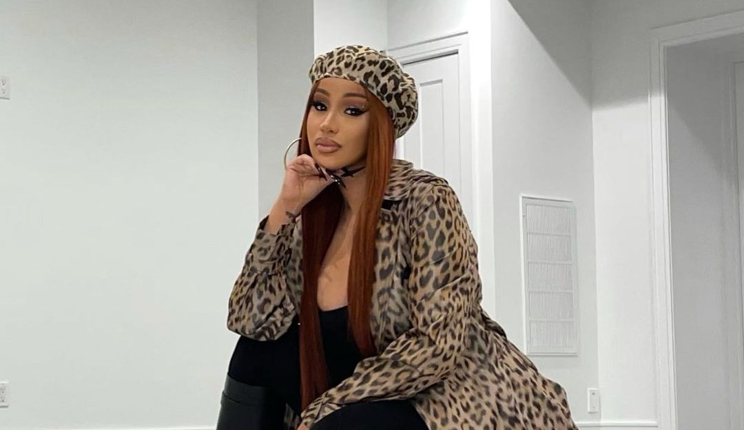 Cardi B desabafa sobre seu cabelo natural: “/Não existe cabelo ruim”/