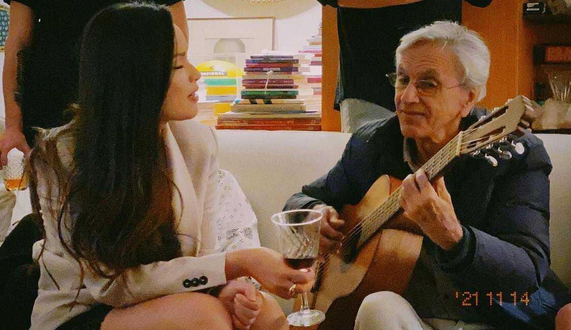 Juliette realiza sonho e encontra Caetano Veloso pela primeira vez