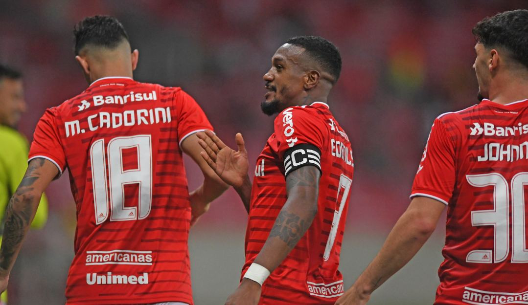 Com dois gols de Edenílson, Inter vence o Athletico de virada