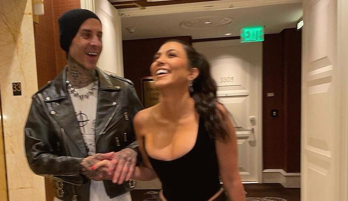 Kourtney Kardashian e Travis Barker movimentam a web com “/pegação explícita”/ no casamento do amigo