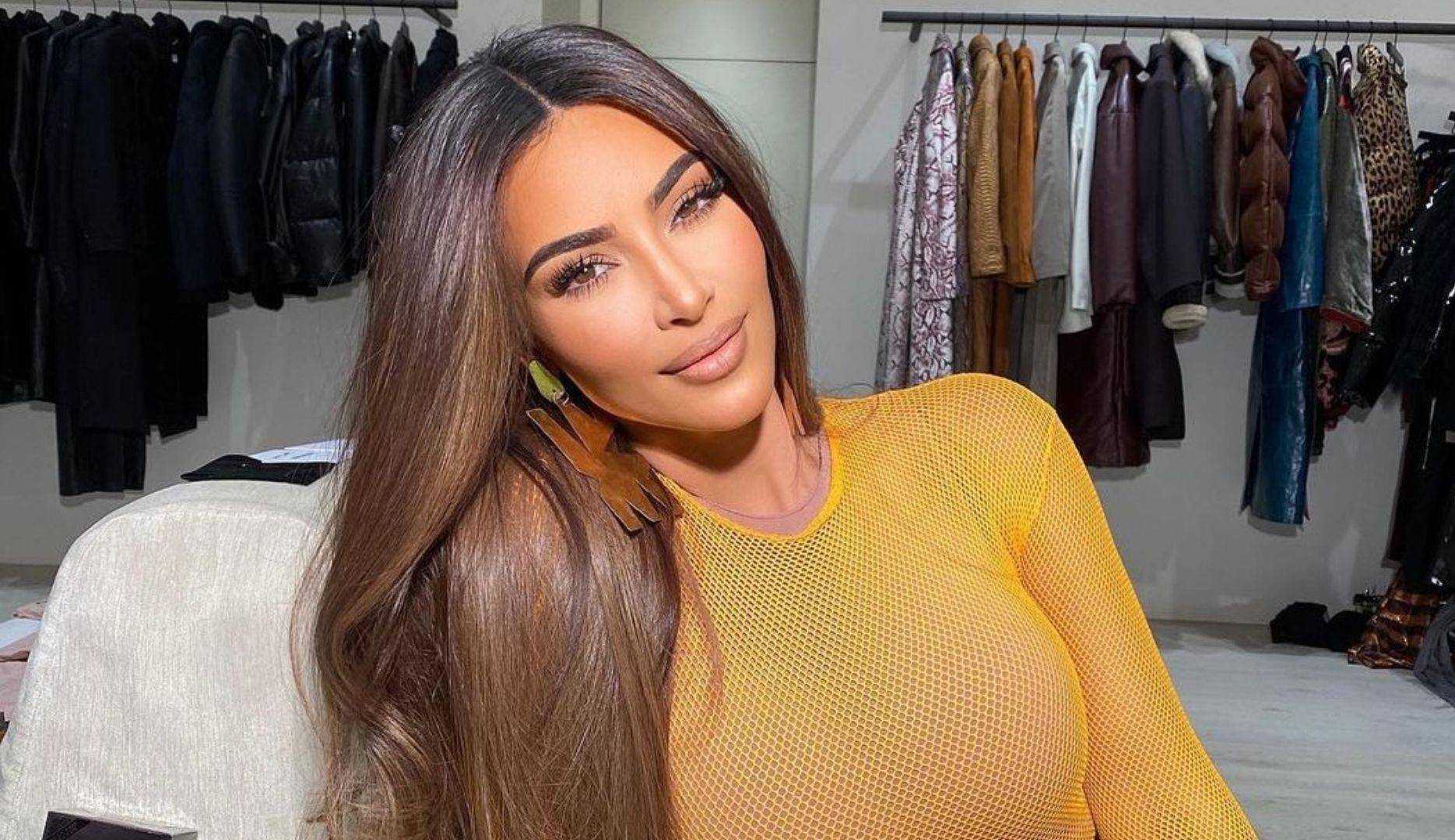 Kim Kardashian faz piada sobre seus casamentos frustrados em brinde para amigos: “/Não sei que conselho dar a você”/