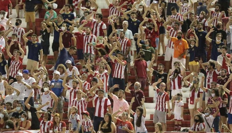 Partida entre Náutico e Sampaio Corrêa é paralisada pelo árbitro por conta de gritos homofóbicos da torcida mandante