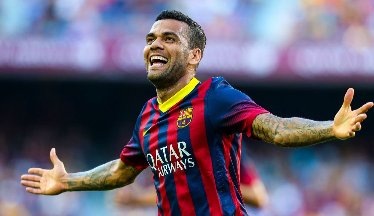 Com o menor salário do elenco do Barcelona, Dani Alves usará a camisa de número 8