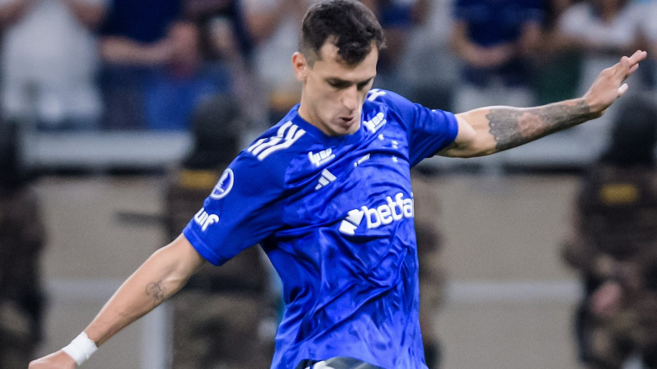 Juan Dinenno em ação pelo Cruzeiro na partida contra o Internacional | Reprodução/X/@cruzeiro