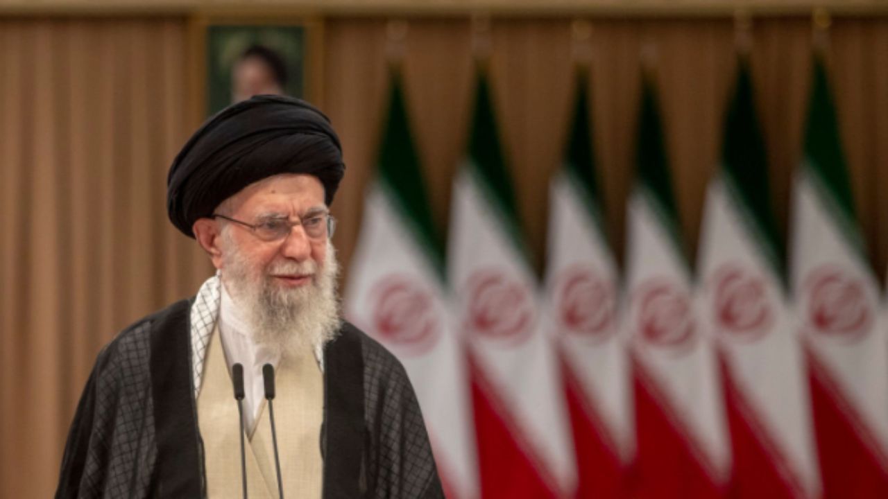 O líder supremo iraniano, aiatolá Ali Khamenei, discursa em Teerã em 2024 | Reprodução/Majid Saeedi/Getty Images Embed
