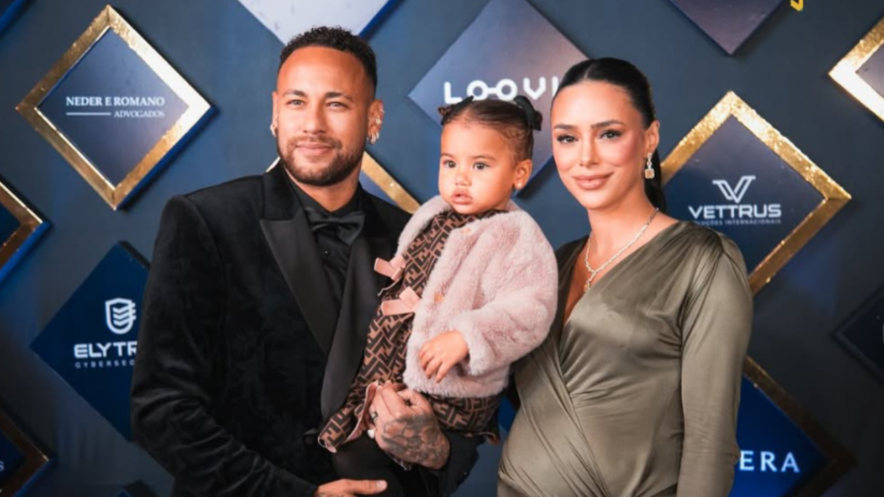 Neymar Jr, Bruna Biacardi e Mavie, posam para fotos no Leilão Beneficiente do Instituto Neymar Jr. | 
Reprodução\Instagram\@brunabiacardi