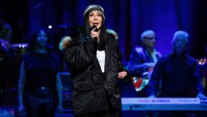 Filho da cantora Cher é hospitalizado após sofrer overdose 