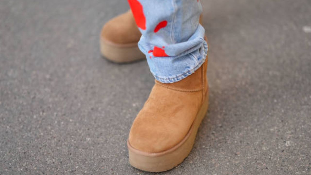 UGG Boots voltam ao topo com conforto e estilo em 2025 | Reprodução/Getty Images Embed/ Edward Berthelot