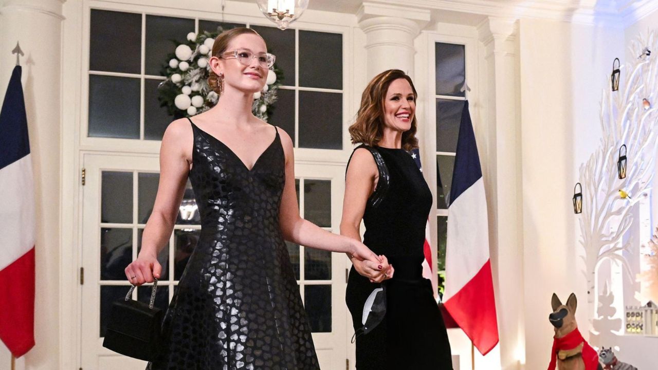 Violet Affleck e Jennifer Garner em jantar na Casa Branca | Reprodução/Roberto Schimidt/Getty Images Embed |