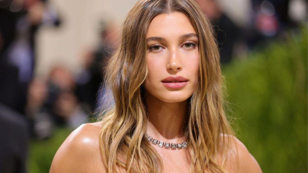 Hailey Bieber apaga menção de terapia em post e fãs supõem crise com Justin
