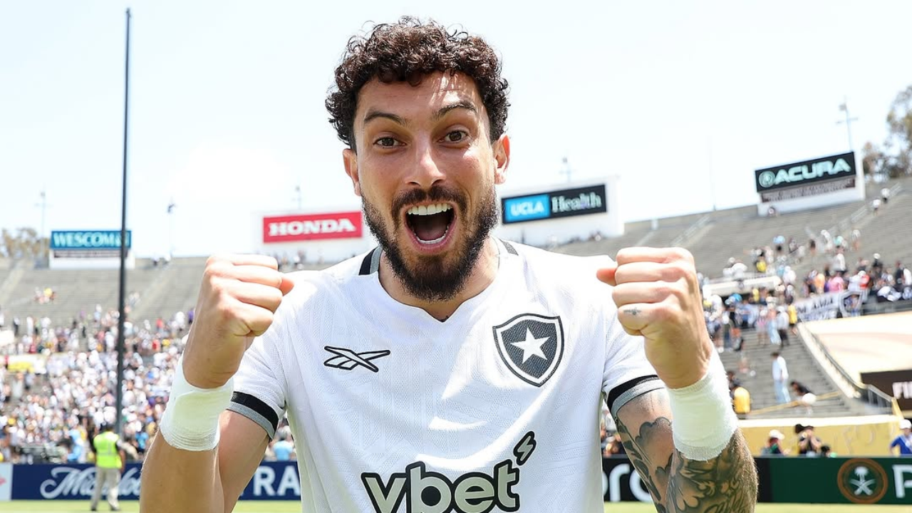 Alex Telles comemora classificação do Botafogo para mata-mata | Reprodução/Instagram/@botafogo