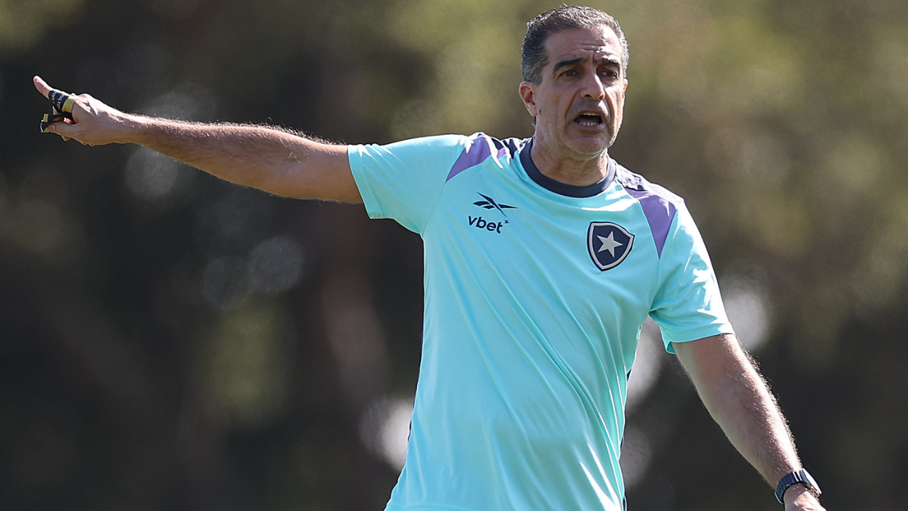 Renato Paiva comanda treino do Botafogo e tem dúvida entre Savarino e Santi | Reprodução/X/Vitor Silva/Botafogo