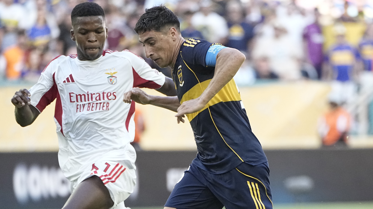 Luís e Merentiel disputam a bola no empate entre Boca e Benfica | Reprodução/X/Boca Juniors
